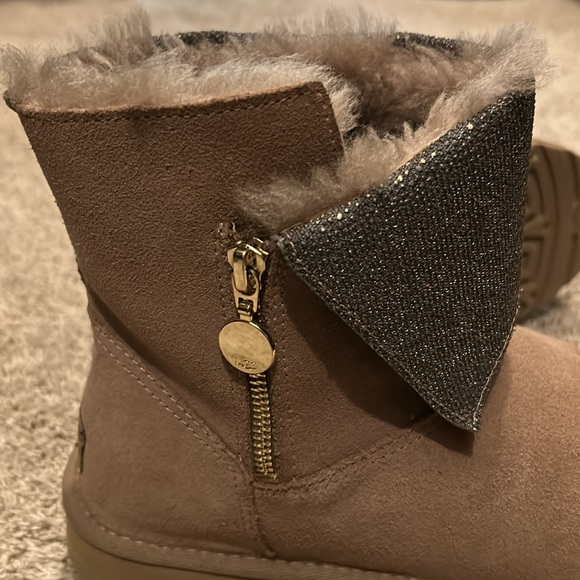 Ugg boot with side zipper. - Picture 4 of 10